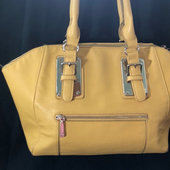 “C” yellow color shoulders Bag - Picture 2 of 14